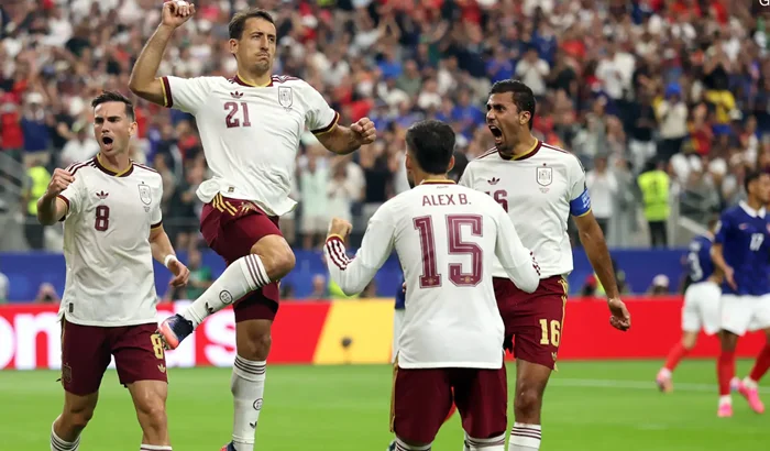 DÜNYA KUPASIN'DA İSPANYA  MAÇIN FAVORİSİ OLAN FRANSA'YI  2 - 0  YENDİ...