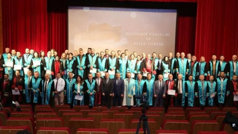  RİZE RTEÜ ‘DE ÖĞRETİM ÜYELERİ CÜBBELERİNİ GİYDİ..