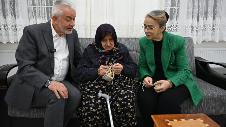  Zeynep teyzeden gönül veren bağış ve Cumhurbaşkanı Erdoğan’a hediye çorap – Birlik Haber Ajansı