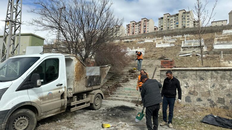  Kars Belediyesi’nin bayram öncesi mezarlıklarda bakım çalışmaları devam ediyor – Birlik Haber Ajansı