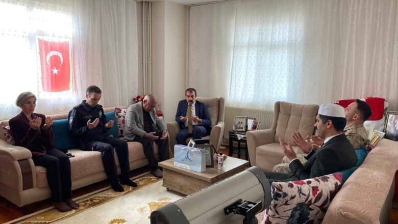  Arpaçay Kaymakamı Akköz’den bayram öncesi şehit aileleri ziyareti – Birlik Haber Ajansı