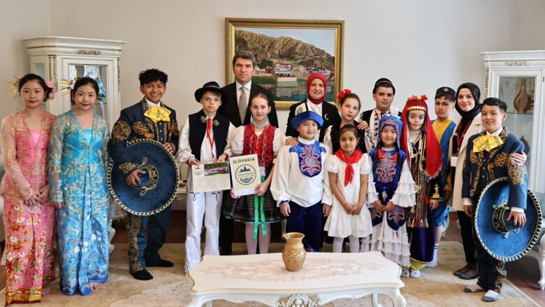  Amasya Valisi Önder Bakan ve eşi, yabancı misafir çocukları evinde ağırladı – Birlik Haber Ajansı