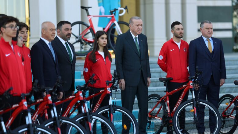  Cumhurbaşkanı Erdoğan, Türkiye Bisiklet Turu heyetini Beştepe’de ağırladı – Birlik Haber Ajansı