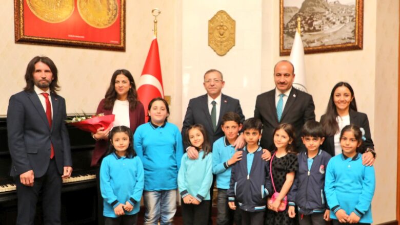  Kars Valisi Polat, koltuğunu 4. sınıf öğrencisi Yusuf Hacıyusufoğlu’na devretti – Birlik Haber Ajansı